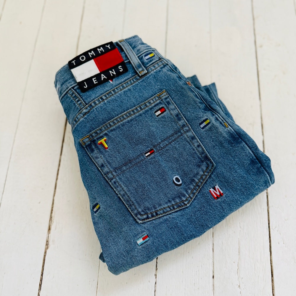 Tommy Hilfiger Y2K Embroidered Jeans – Vintage 2000s High Rise Tapered Denim 27x